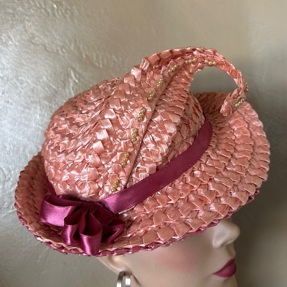 CHARMING 1960s' SALMON/PINK STRAW FEDORA WITH STRAW "FEATHER" & PEARLS - Picture 2 of 13